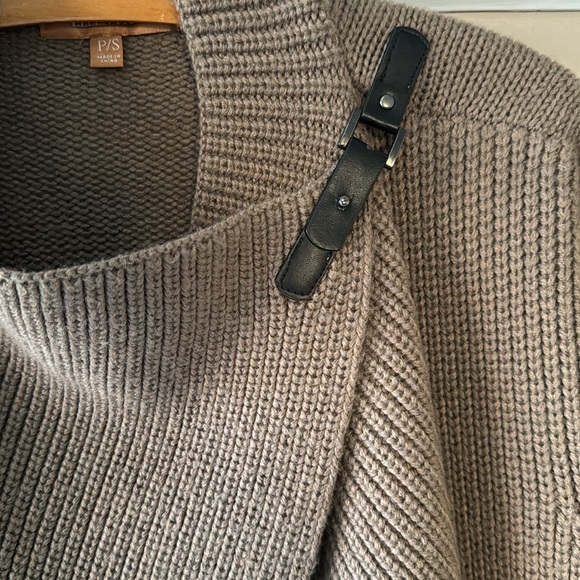 Ellen Tracy brown long sleeves front hooked by neck sweater - Picture 2 of 8